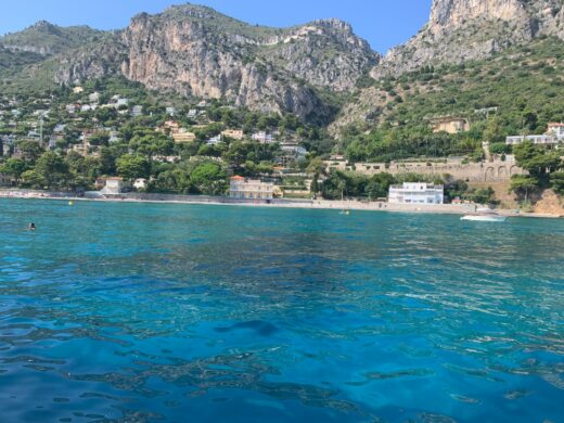 Eze bord de mer plage et eaux cristallines
