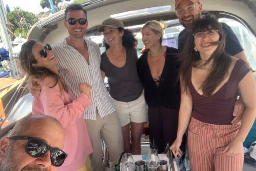 groupe celebrant un anniversaire entre amis sur le voilier