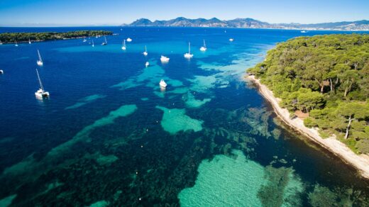 Croisi&#x00E8;re&#x20;exclusive&#x20;de&#x20;2&#x20;jours&#x2F;&#x20;1&#x20;nuit&#x20;aux&#x20;Iles&#x20;de&#x20;L&#x00E9;rins&#x20;en&#x20;voilier&#x20;avec&#x20;&#x00E9;quipage&#x20;au&#x20;d&#x00E9;part&#x20;de&#x20;Beaulieu