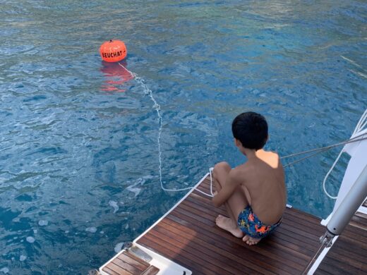 jeune garçon au bord de l'eau