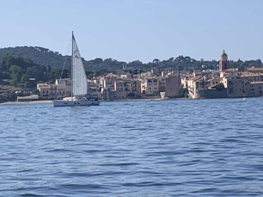 Saint-Tropez&#x20;&#x00E0;&#x20;la&#x20;Voile&#x20;&#x3A;&#x20;Le&#x20;Luxe&#x20;de&#x20;l&amp;&#x23;8217&#x3B;authenticit&#x00E9;&#x20;loin&#x20;de&#x20;la&#x20;foule