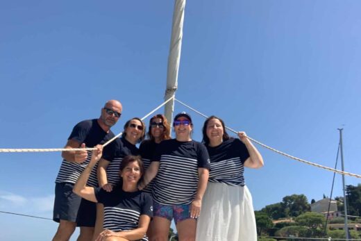 les gagnants First Mile de la saison portant leurs tee shirts Aqua d'Aia en récompense de leur implication dans le développement durable au cours de leur croisière